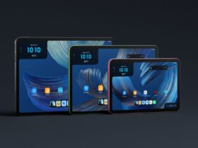 Três Amazon Alexa Tablets de tamanhos diferentes alinhados sobre fundo escuro, com os ecrãs ligados.