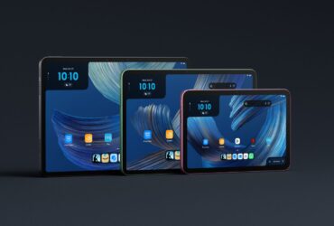Três Amazon Alexa Tablets de tamanhos diferentes alinhados sobre fundo escuro, com os ecrãs ligados.