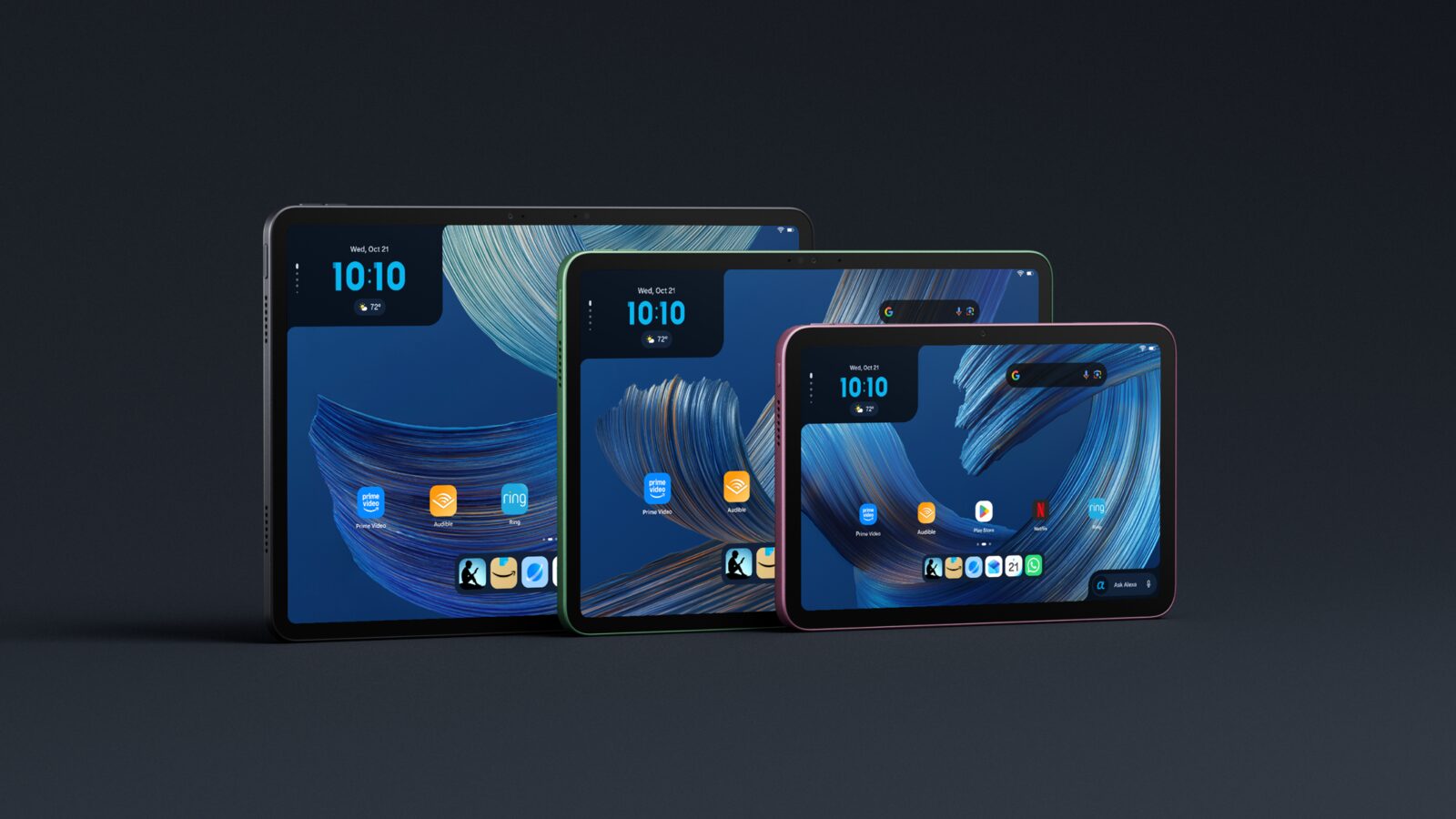 Três Amazon Alexa Tablets de tamanhos diferentes alinhados sobre fundo escuro, com os ecrãs ligados.