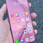 Mão segura um smartphone Android com ícones de aplicações e a AppGallery visível no ecrã.