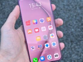 Mão segura um smartphone Android com ícones de aplicações e a AppGallery visível no ecrã.