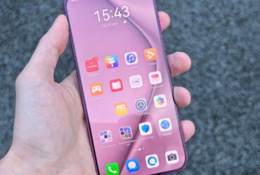 Mão segura um smartphone Android com ícones de aplicações e a AppGallery visível no ecrã.