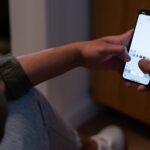 Pessoa segura um iPhone enquanto escreve uma nova mensagem.