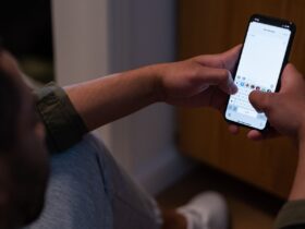Pessoa segura um iPhone enquanto escreve uma nova mensagem.