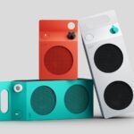 CMF Speaker S e Speaker M em laranja, turquesa e branco, dispostos sobre um fundo cinzento.