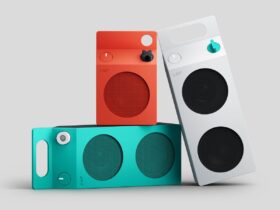 CMF Speaker S e Speaker M em laranja, turquesa e branco, dispostos sobre um fundo cinzento.
