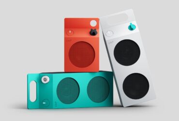 CMF Speaker S e Speaker M em laranja, turquesa e branco, dispostos sobre um fundo cinzento.