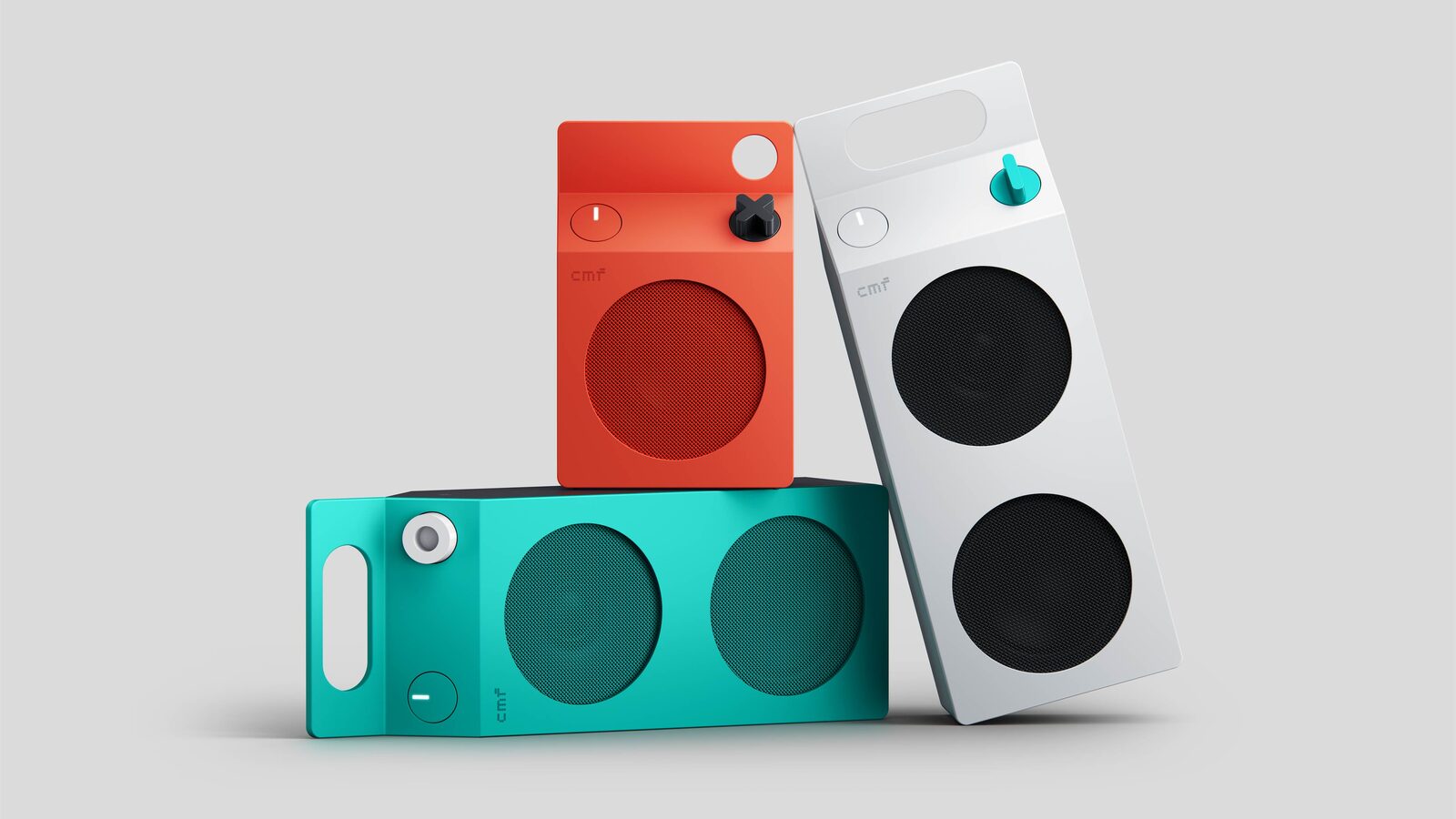 CMF Speaker S e Speaker M em laranja, turquesa e branco, dispostos sobre um fundo cinzento.