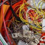 Cabos coloridos e pequenos componentes elétricos reunidos para reciclagem.