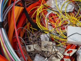 Cabos coloridos e pequenos componentes elétricos reunidos para reciclagem.