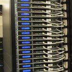 Rack de servidores com cabos de rede e luzes de status em um data center