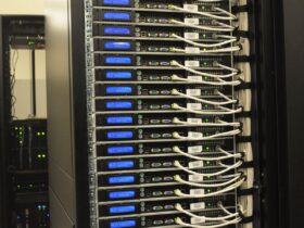 Rack de servidores com cabos de rede e luzes de status em um data center