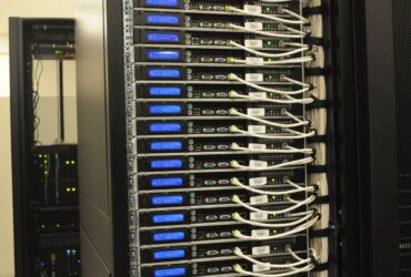 Rack de servidores com cabos de rede e luzes de status em um data center