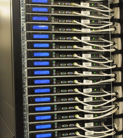 Rack de servidores com cabos de rede e luzes de status em um data center