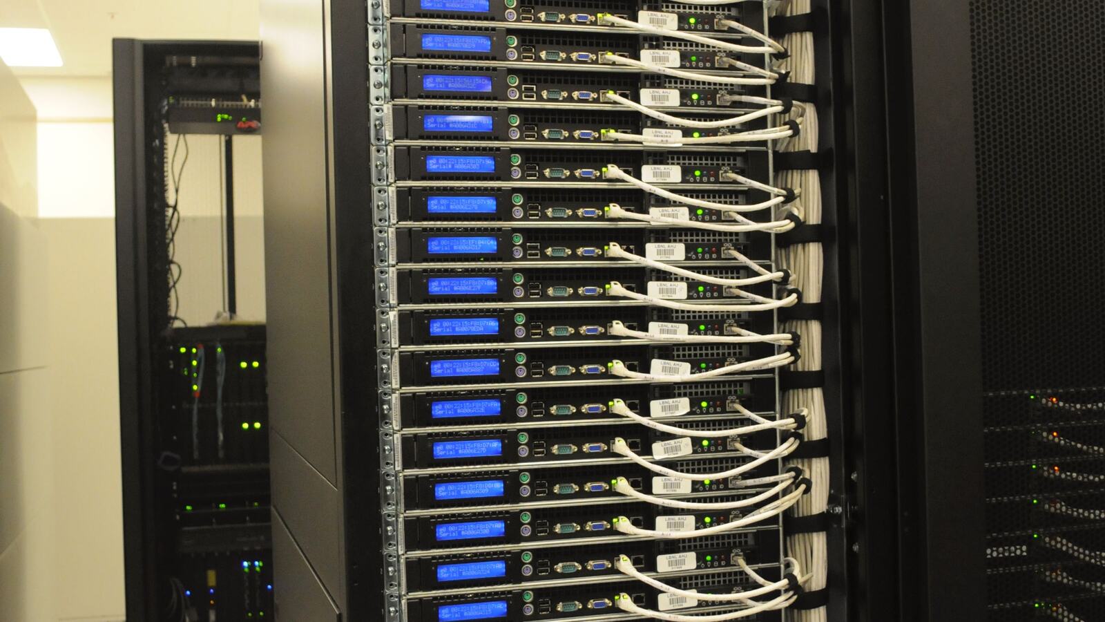 Rack de servidores com cabos de rede e luzes de status em um data center