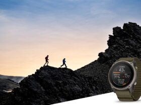 Relógio Garmin Enduro 4 em vista frontal sobre fundo de montanha, com o ecrã a mostrar um mapa de percurso.