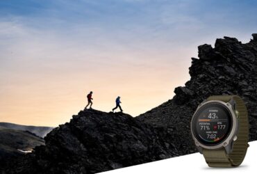 Relógio Garmin Enduro 4 em vista frontal sobre fundo de montanha, com o ecrã a mostrar um mapa de percurso.