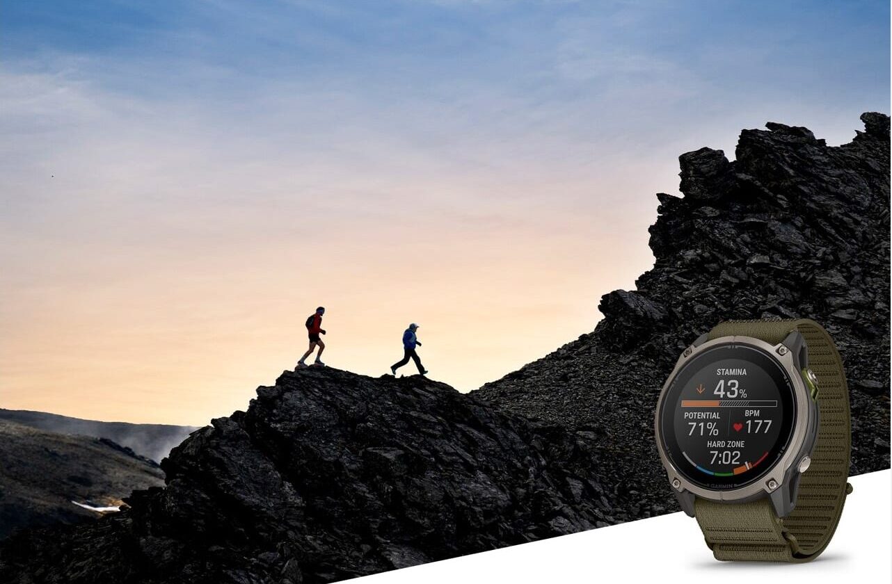 Relógio Garmin Enduro 4 em vista frontal sobre fundo de montanha, com o ecrã a mostrar um mapa de percurso.