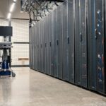 Corredor de um centro de dados com filas de servidores em ambos os lados.