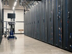 Corredor de um centro de dados com filas de servidores em ambos os lados.