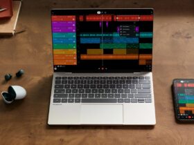 Googlebook e telemóvel Android lado a lado numa mesa, ambos com a mesma aplicação de produção musical aberta.