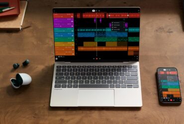 Googlebook e telemóvel Android lado a lado numa mesa, ambos com a mesma aplicação de produção musical aberta.