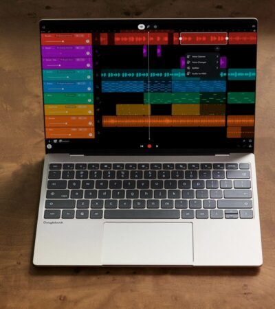 Googlebook e telemóvel Android lado a lado numa mesa, ambos com a mesma aplicação de produção musical aberta.