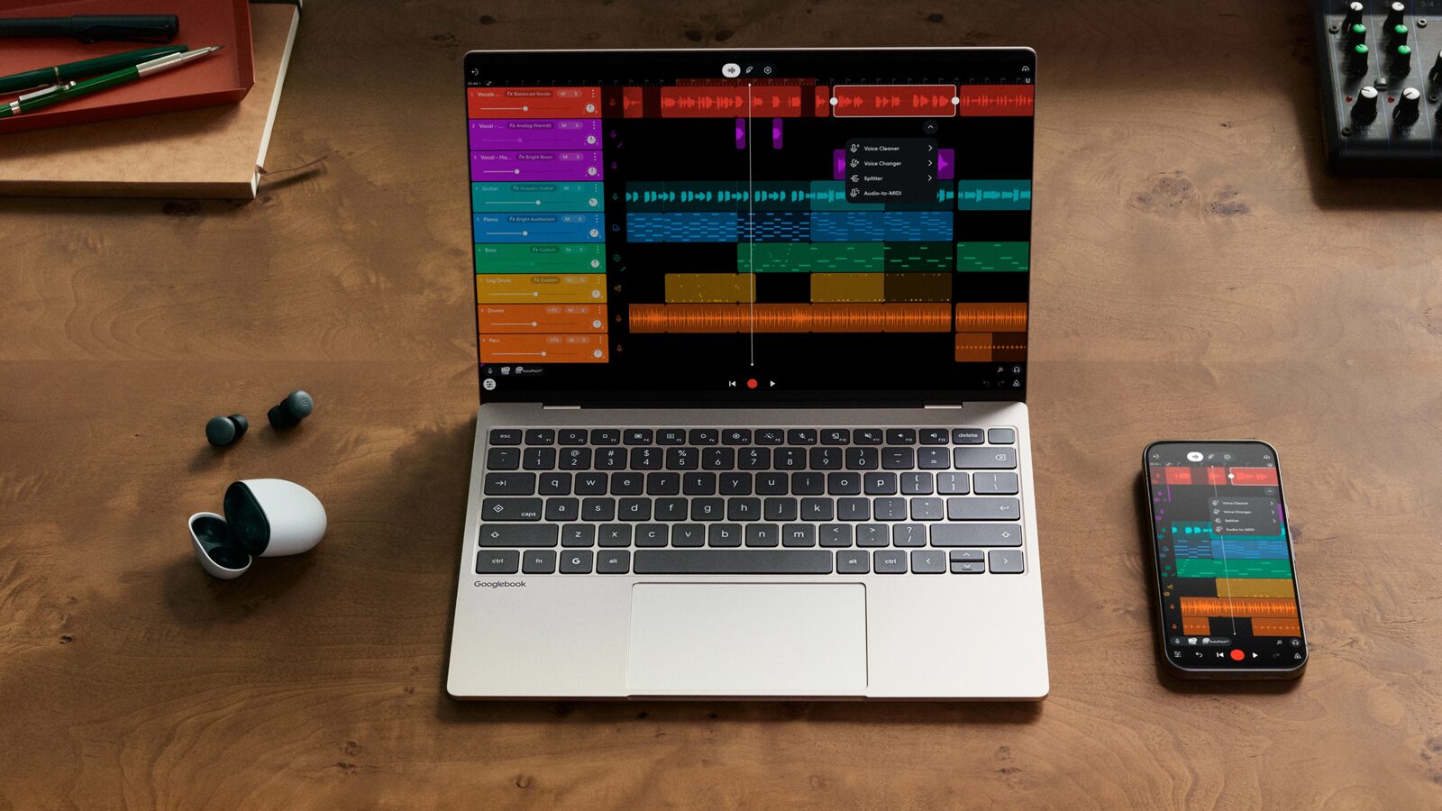 Googlebook e telemóvel Android lado a lado numa mesa, ambos com a mesma aplicação de produção musical aberta.