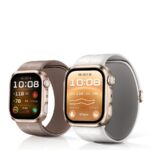 Duas vistas frontais do Huawei Watch D3 com braceletes castanha e branca e indicadores de tensão arterial no ecrã.