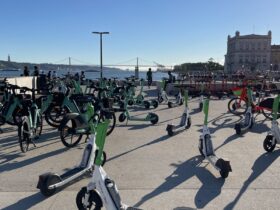 Trotinetes e bicicletas partilhadas estacionadas junto ao rio Tejo, em Lisboa.