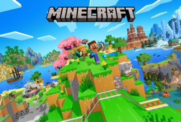 Steve e Alex correm por um mundo de Minecraft com vários biomas, criaturas, água e o logótipo do jogo.