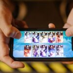 Duas mãos seguram um smartphone na horizontal durante uma partida de um jogo móvel.