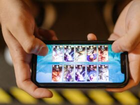 Duas mãos seguram um smartphone na horizontal durante uma partida de um jogo móvel.
