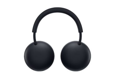 Auscultadores PlayStation Pulse em Midnight Black, vistos de frente sobre fundo branco.