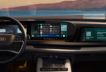 Interior de um Audi com a aplicação Spotify aberta nos ecrãs central e do passageiro.