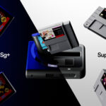 Consolas Super Nt+ e Mega Sg+ rodeadas por cartuchos de Super Nintendo e Sega Genesis.