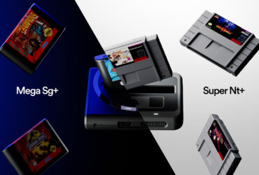 Consolas Super Nt+ e Mega Sg+ rodeadas por cartuchos de Super Nintendo e Sega Genesis.