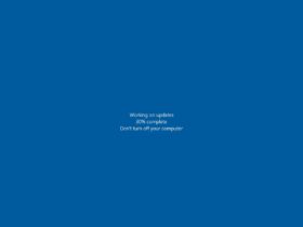 Tela azul do Windows mostra uma atualização em 30% e o aviso para não desligar o computador.