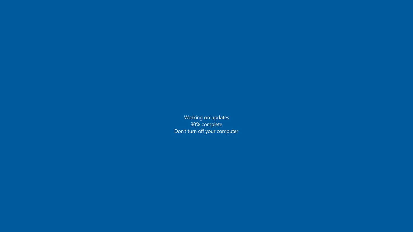 Tela azul do Windows mostra uma atualização em 30% e o aviso para não desligar o computador.