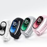 Quatro versões da Xiaomi Smart Band 11 em branco, preto, prateado e rosa com os ecrãs visíveis