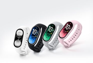 Quatro versões da Xiaomi Smart Band 11 em branco, preto, prateado e rosa com os ecrãs visíveis